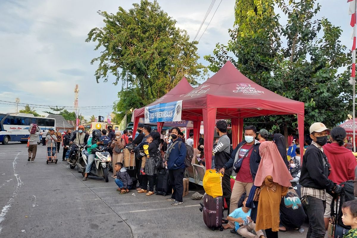 Penumpukan penumpang bus antarkota antarprovinsi (AKAP) sempat terjadi di Terminal Kalideres, Jakarta Barat, pada Jumat (29/4/2022).