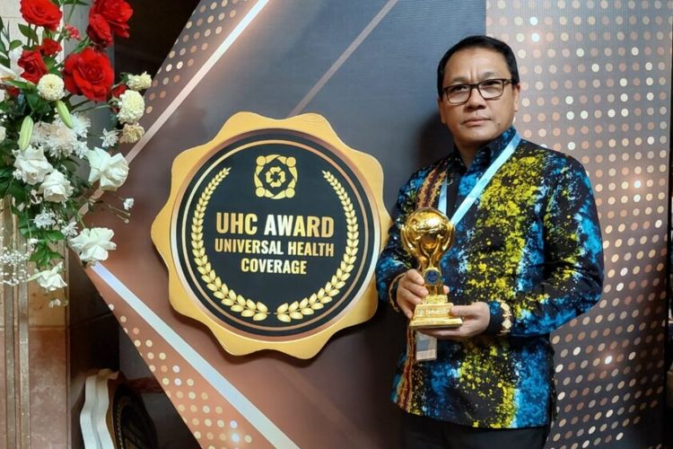 Wali Kota Metro Wahdi Siradjuddin menerima UHC Award.