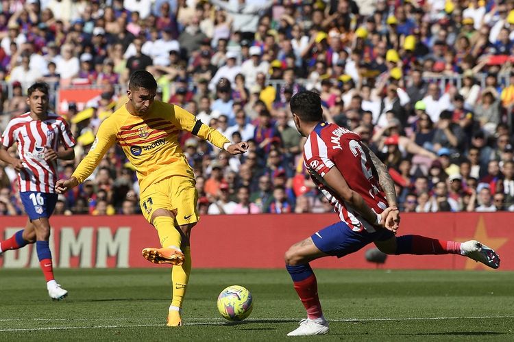 Penyerang Barcelona Ferran Torres melapaskan tembakan untuk membawa timnya unggul 1-0 dalam laga lanjutan Liga Spanyol kontra Atletico Madrid. Laga Barcelona vs Atletico Madrid berlangsung di Stadion Camp Nou pada Minggu (23/4/2023) malam WIB.