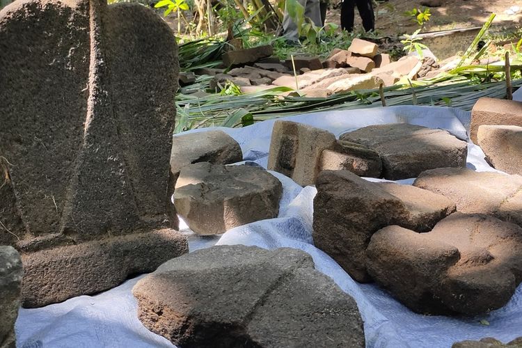 Warga kerja bakti membersihkan sebuah makam tua sebagai bagian dari tradisi Bulan Suro. Kerja bakti malah menemukan batu-batu dengan bentuk tidak biasa di pemakaman umum Makam Sintren, Pedukuhan Papak, Kalurahan Kalirejo, Kapanewon Kokap, Kabupaten Kulon Progo, Daerah Istimewa Yogyakarta. Menduga sebagai batu bernilai cagar budaya, warga membersihkannya.