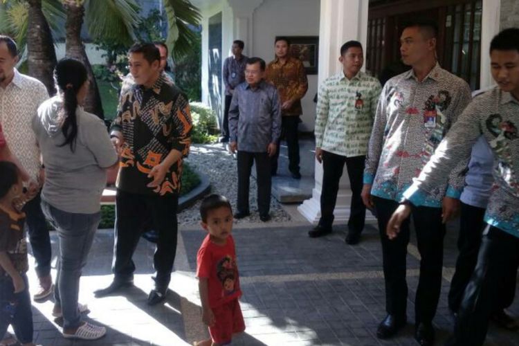 Wakil Presiden Jusuf Kalla (JK) bersilaturahmi dengan warga Makassar di kediaman pribadinya di Jalan Hadji Bau, Makassar, Sulawesi Selatan, Selasa (27/6/2017).