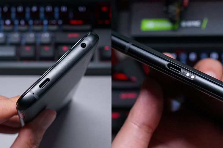 ROG Phone 7 menyediakan dua konektor USB C, masing-masing di sisi bawah (foto kiri) dan di sampiing, sejajar dengan dua konektor untuk aksesori fan pendingin AeroActive.

