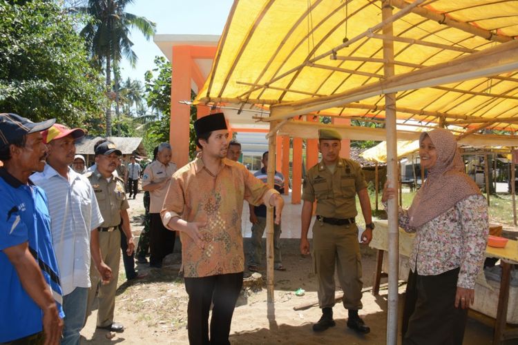 Bupati Trenggalek Emil Dardak menemui puluhan pedagang di kawasan wisata Pantai Simbaronce. Pemerintah Kabupaten Trenggalek berencana membuat lahan parkir bagi para wisatawan.