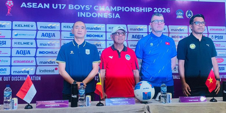 Pelatih Timnas U17 Indonesia, Kurniawan Dwi Yulianto, bersama pelatih Timor Leste, Vietnam, dan Malaysia dalam konferensi pers di Surabaya, Sabtu (11/4/2026).