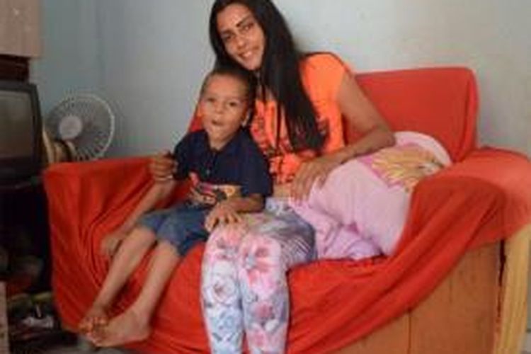 Ana dos Santos Cruz (23) dan putranya.