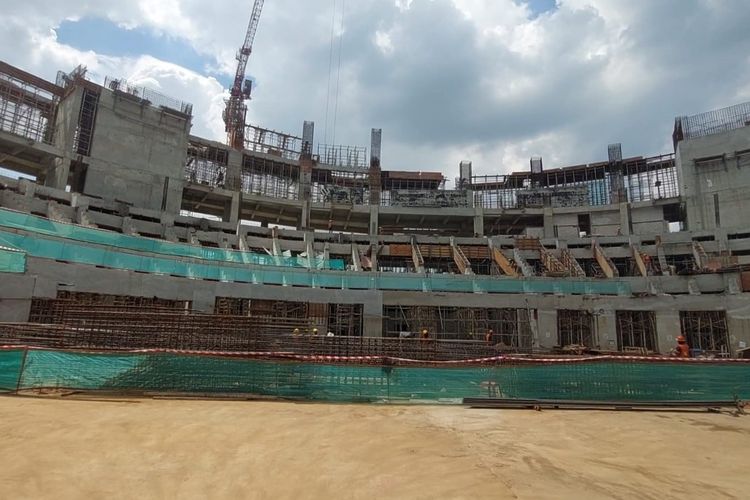 Situasi pembangunan Indonesia Arena di Komplek Gelora Bung Karno, Senayan, Jakarta, Sabtu (23/7/2022). Indonesia Arena akan menjadi venue FIBA World Cup 2023. 