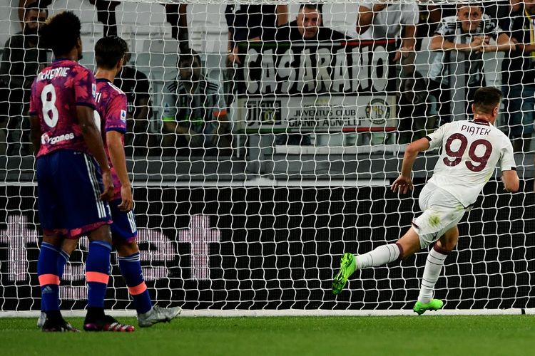 Striker Salernitana Krzysztof Piatek mencetak gol via titik putih ke gawang Juventus pada laga pekan keenam Liga Italia 2022-2023 di Stadion Allianz, Turin, Senin (12/9/2022) dini hari WIB. Laga Juventus vs Salernitana berakhir dengan skor 1-2.