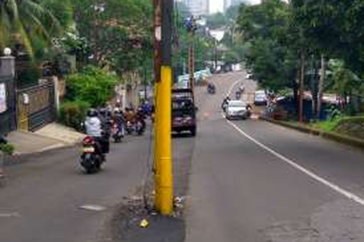 Tiang PLN di Jalan Deplu Raya, Kebayoran Lama, Jakarta Selatan dipindahkan ke samping setelah ada pelebaran jalan.