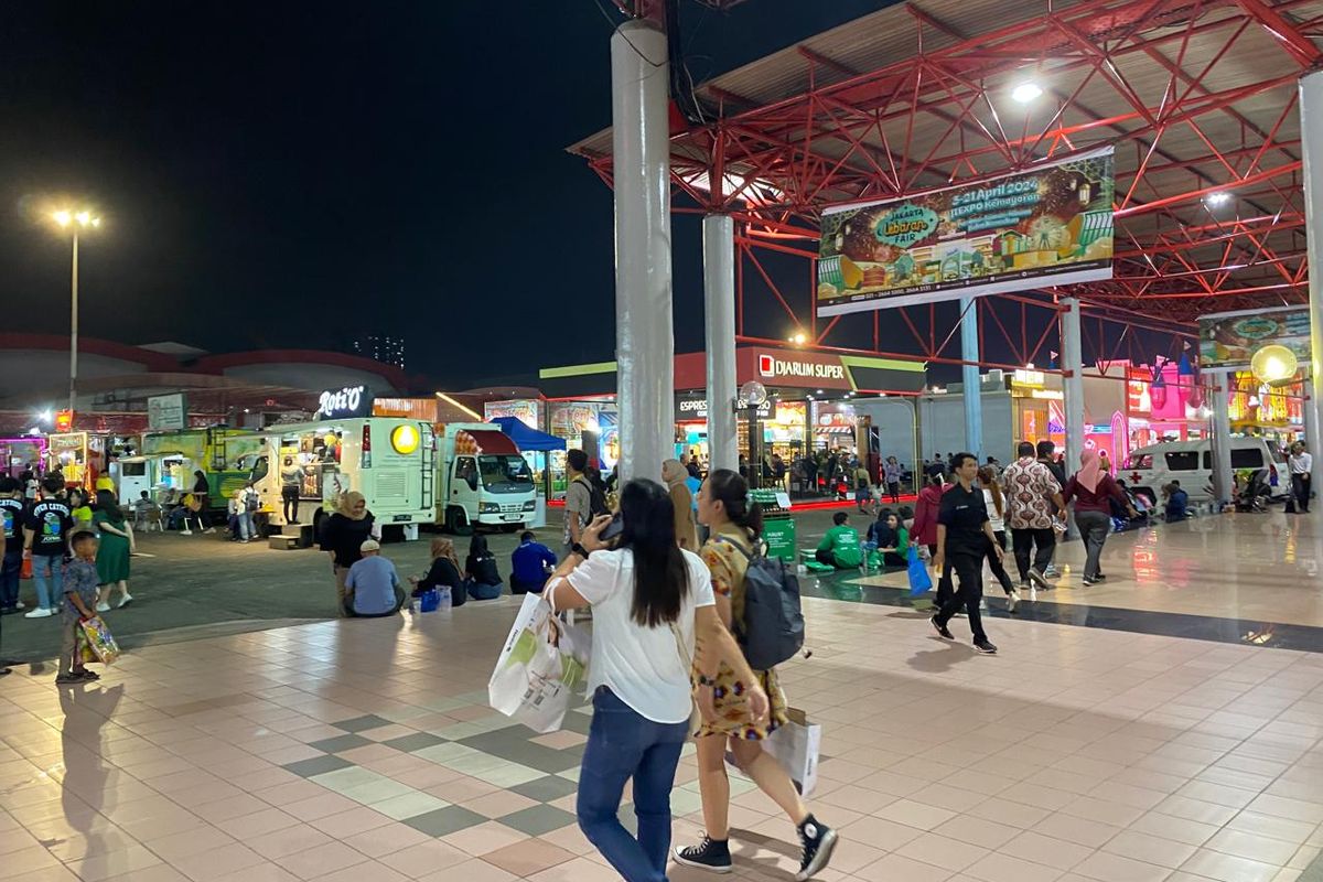 Suasana di Jakarta Lebaran Fair 2024 di JIEXPO Kemayoran, Jakarta Pusat, Jumat (05/04/2024).