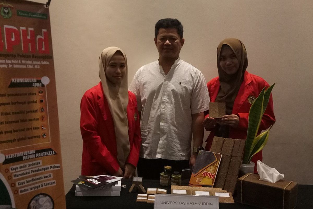 Ainun Ade Putri (Kanan) bersama dosen dan rekan satu timnya saat menghadiri acara Tanoto Student Research Award (TSRA) 2019yang diselenggarakan Tanoto Foundation, di Soehanna Hall, Jakarta, Rabu (27/11/2019)