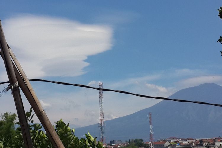 Awan lenticular yang terbentuk di dekat Gunung Arjuno terlihat mulai samar, Kamis (5/11/2020) sekitar pukul 10.00 WIB.