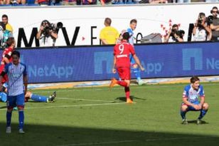 Robert Lewandowski mencetak gol kemenangan Bayern ke gawang Hoffenheim, Sabtu (22/8/2015). 