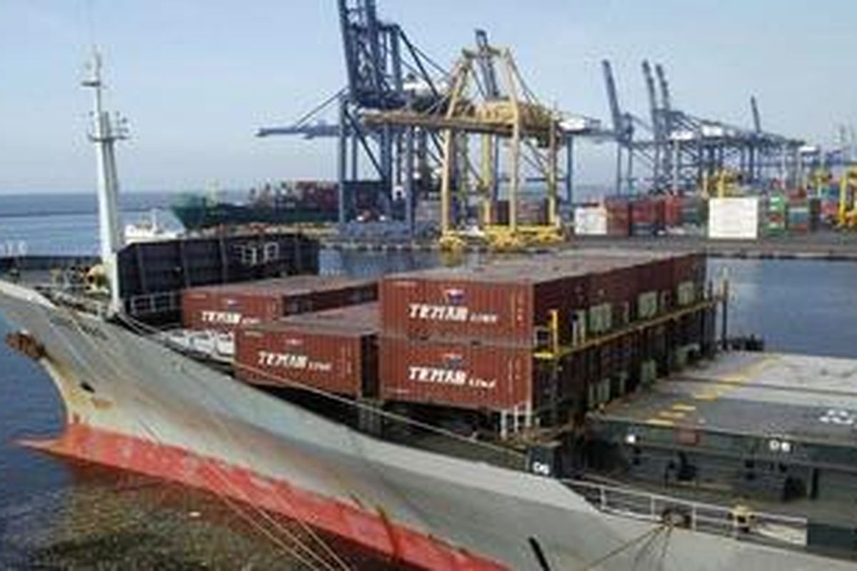 A ship is loaded with containers as it berths at the Tanjung Priok port in Jakarta August 12, 2010. Indonesias state port firm will start building a new container terminal in Jakarta this year to cope with overflowing volumes at the main shipment hub in Indonesias capital as trade grows.