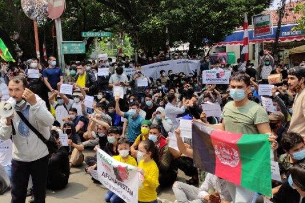 Ratusan massa aksi yang merupakan pengungsi asal Afghanistan menggelar unjuk rasa di depan gedung UNHCR,  Kebon Sirih, Menteng, Jakarta Pusat, Selasa (24/8/2021).