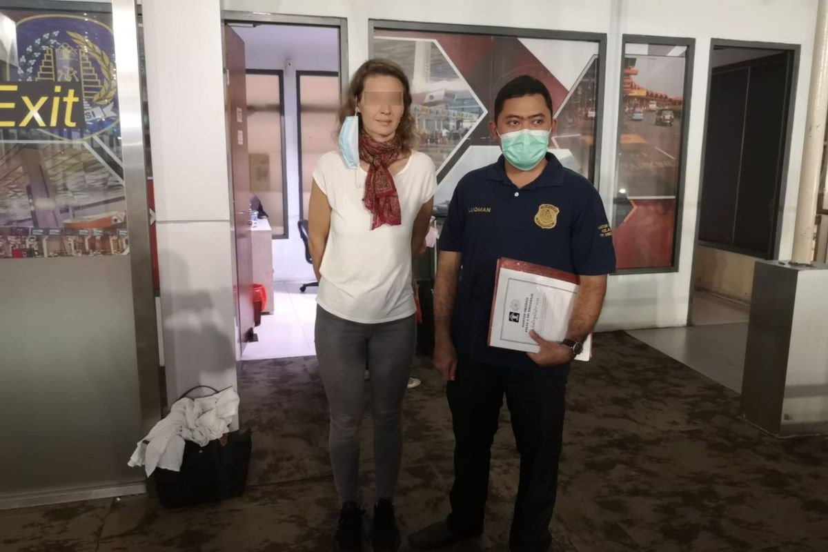 Warga negara asing (WNA) asal Republik Ceko di Bali berinisial DS dideportasi Kantor Imigrasi Kelas II TPI Singaraja, Senin (17/1/2022).