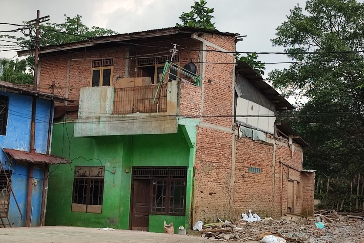 Sejumlah bangunan rumah yang berada di RT 02, 03, 04 dan 05 RW 07 Rawajati, Pancoran, Jakarta Selatan, mulai dibongkar. 