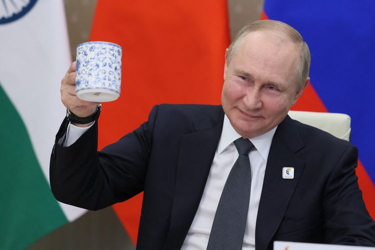 Presiden Rusia Vladimir Putin saat menghadiri pertemuan BRICS edisi XIV secara virtual di Moskwa pada 23 Juni 2022. Presiden Rusia Vladimir Putin pada Selasa (27/12/2022) mengeluarkan keputusan untuk melarang penjualan minyak ke negara dan perusahaan yang mematuhi batas harga yang disetujui oleh negara-negara Barat.