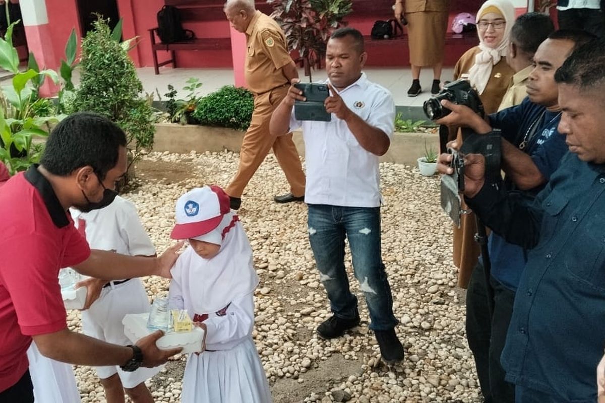 Ratusan Siswa di Buru Selatan Dapat Makanan Bergizi Gratis Harga Rp 10 Ribu