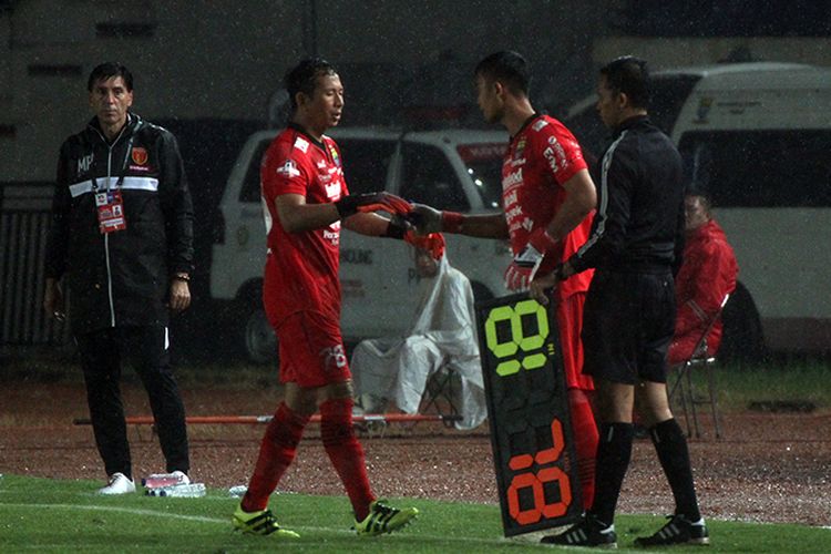 Penjaga gawang Persib Bandung, I Made Wirawan, saat digantikan Dhika Bayangkara, dalam laga Persib vs Badak Lampung FC, di Stadion Si Jalak Harupat, Senin (16/12/2019).