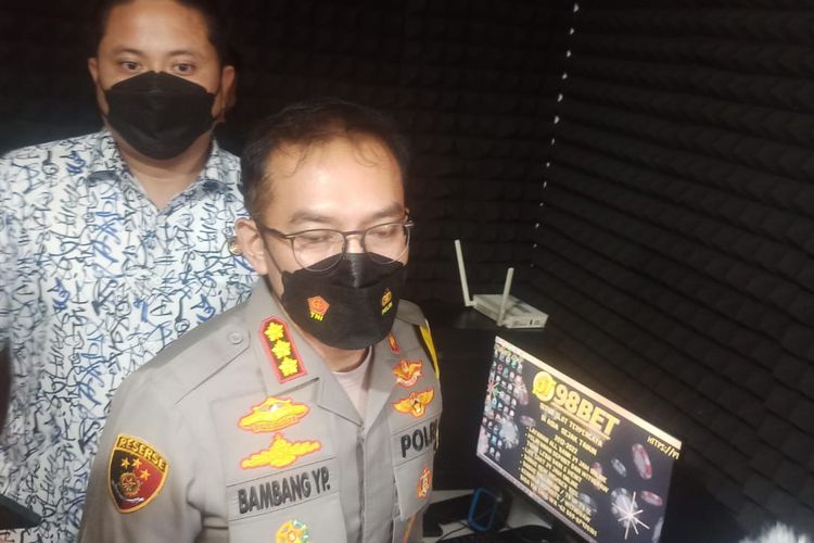 Kapolresta Denpasar Komisaris Besar Polisi (Kombes), Bambang Yugo Pamungkas,  saat mendatangi rumah kos yang dijadikan markas operator judi online di Jalan Campuhan I, Kuta, Badung, Bali, pada Jumat (19/8/2022). Kompas.com/ Yohanes Valdi Seriang Ginta