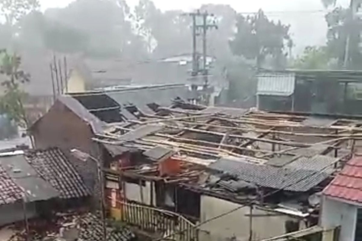 Atap rumah warga di Desa Payungsari, Kecamatan Panumbangan, Kabupaten Ciamis rusak diterjang angin puting beliung, Rabu (12/3/2025) petang.