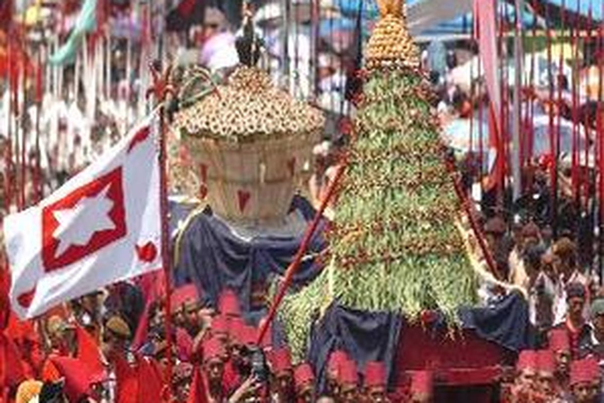 Abdi Dalem keraton Yogyakarta memanggul gunungan Jaler lan wadon, keluar dari Pagelaran Keraton menuju Mesjid Gede.