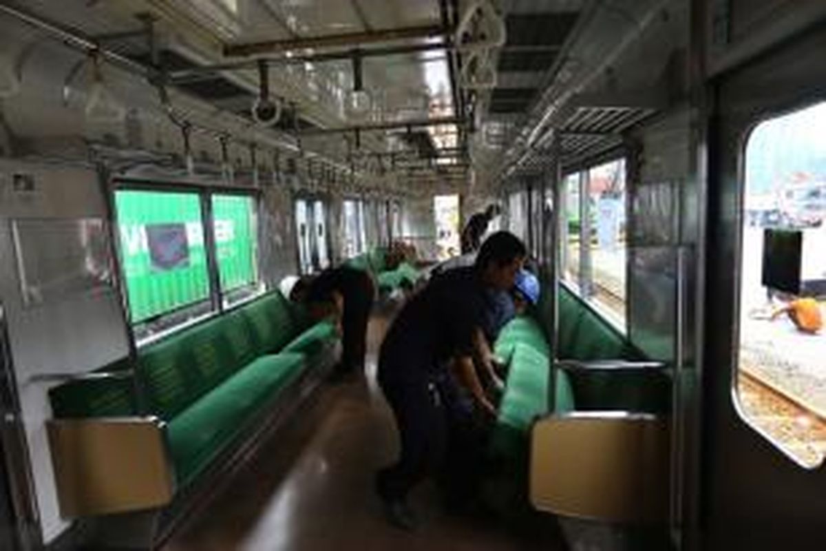 Petugas melakukan aktivitas bongkar muat rangkaian gerbong kereta rel listrik (KRL) bekas asal Jepang di Pelabuhan Tanjung Priok, Jakarta Utara, Senin (4/11/2013). PT KAI Commuter Jabodetabek mendatangkan 180 unit kereta untuk pengadaan tahun 2013. KRL bernomor seri 205 yang diperkirakan umurnya 10-15 tahun tersebut dibeli dengan harga sekitar Rp 1 miliar per unit. 