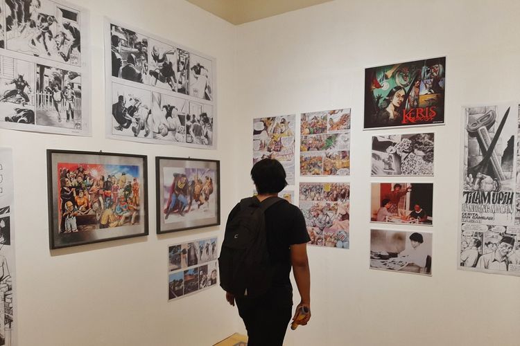 Seorang pengunjung saat melihat pameran Yogyakarta Komik Weeks di Museum Sonobudoyo.