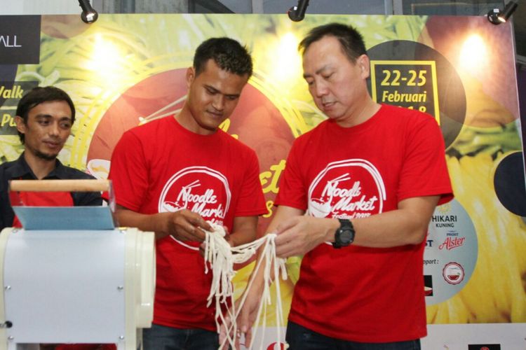 President Director Takara Ramen Indonesia, Wahyuddin dan Budianto Wijaya  Sales and Marketing PT Bungasari Flour Mills Indonesia, mempraktikkan pembuatan mi.