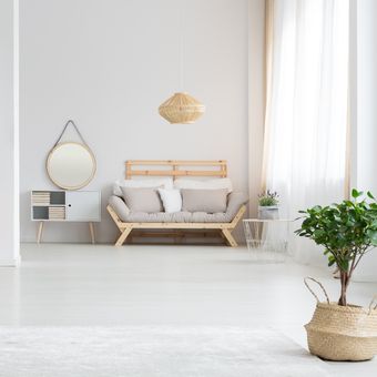 Rumah minimalis yang memiliki lantai dari material ubin. Karpet polos juga ditambahkan untuk memberikan tambahan tekstur dalam ruangan