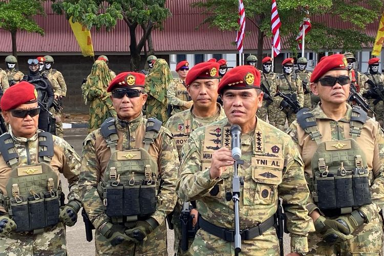 Kepala Staf TNI Angkatan Laut (KSAL) Laksamana Muhammad Ali memimpin penyematan brevet Komando Pasukan Katak (Kopaska) kepada empat perwira tinggi (pati) TNI AL di Markas Komando Kopaska Koarmada I Pondok Dayung, Jakarta Utara, Jumat (31/3/2023) sore. Empat pati itu antara lain Asisten Operasi KSAL Laksamana Muda (Laksda) Denih Hendrata, Deputi Bidang Pengkajian dan Penginderaan Setjen Wantanas Laksda TSNB Hutabarat, Panglima Koarmada I Laksda Erwin S Aldedarma, dan Panglima Koarmada III Laksda Agus Hariadi.