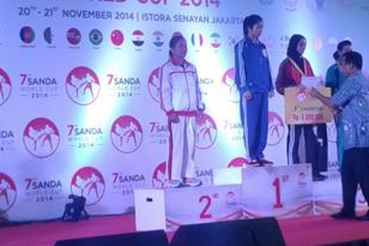 Pesanda putri Indonesia, Junita Malau, saat menerima medali perak kejuaraan dunia wushu di Istora Senayan, Jakarta, Jumat (21/11/2014).