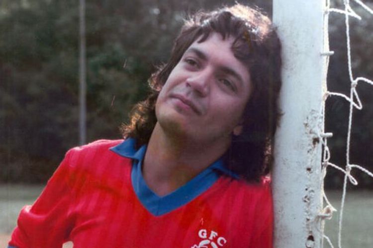 Carlos Henrique Raposo atau yang dikenal sebagai Carlos Kaiser, pesepak bola yang tidak pernah bermain bola ketika berseragam tim asal Perancis, Ajaccio. Berbagai alasan dibuatnya hingga tidak pernah tampil di lapangan hijau, tetapi menikmati kehidupan glamor pesepak bola. Carlos Kaiser menjadi hoaks terbesar di sepak bola.