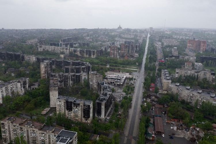 Pemandangan udara distrik pusat kota pelabuhan Mariupol pada 18 Mei 2022, di tengah aksi militer Rusia yang sedang berlangsung di Ukraina. 