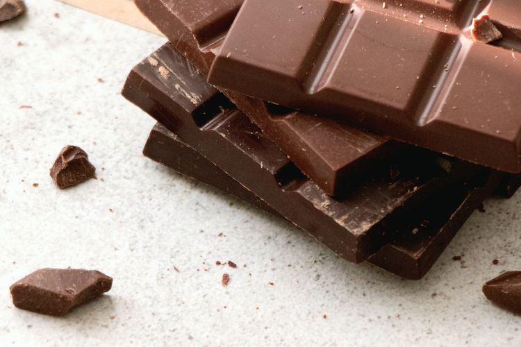 Mengonsumsi cokelat bersamaan dengan obat-obatan anti depresi bisa meningkatkan tekanan darah.