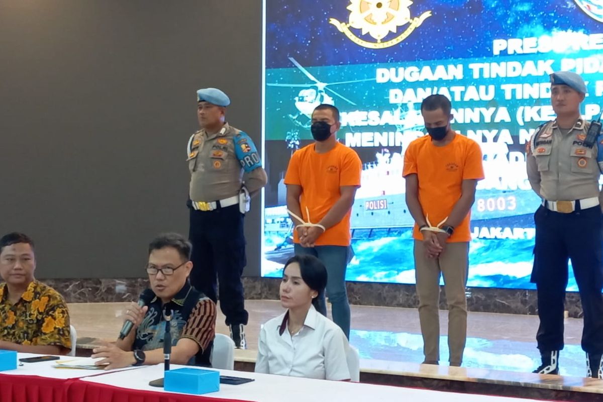 Kasubdit Gakkum Ditpolair Kombes Donny Charles Go saat konferensi pers di Mako Korpolairud, Tanjung Priok, Jakarta, Jumat (25/4/2025).