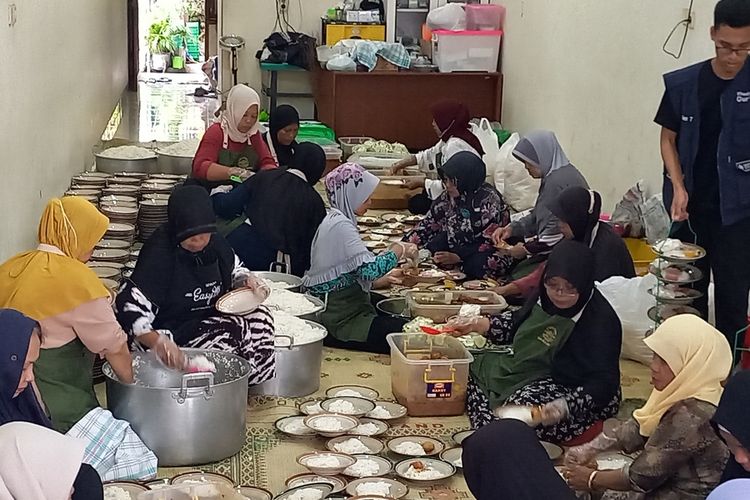 Suasana saat relawan masjid Jogikariyan menyiapkan 3.500 menu takjil, Selasa (12/4/2024)