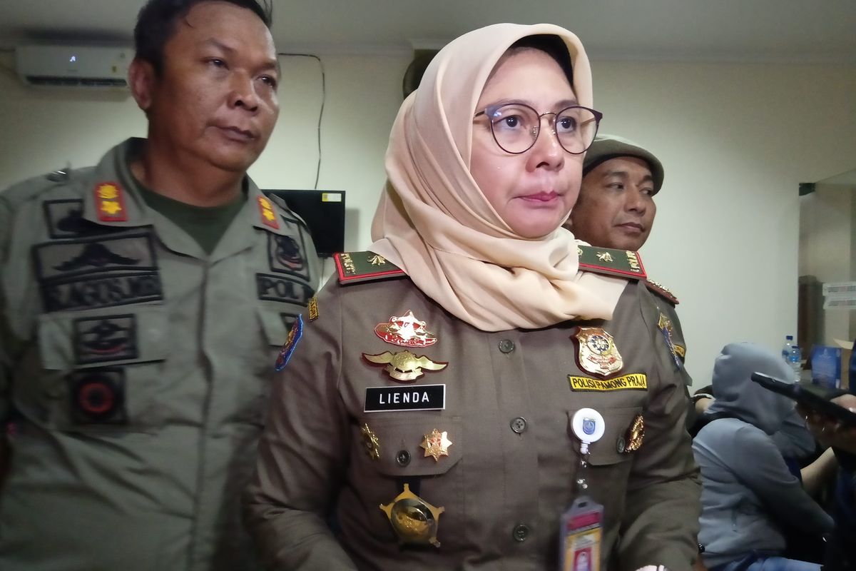 Kepala Satpol PP, Lienda Ratnanurdianny usai Melakukan Razia Pekat di Depok, Rahu (18/12/2019)