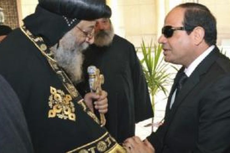 Presiden Abdel Fattah al-Sisi (kanan) menyatakan dukacitanya kepada Paus Kristen Koptik Tawadros II di ibu kota Kairo. 