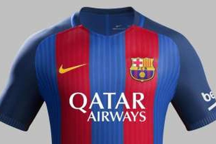 Kostum Barcelona musim 2016-2016 disertai logo Qatar Airways di bagian dada.