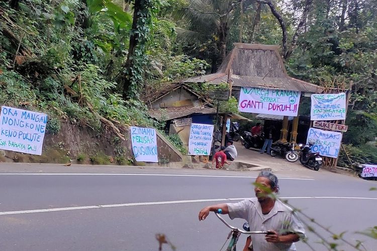 Warga memasang spanduk dan tulisan berada protes atas dugaan selingkuh sang kepala dusun di Pedukuhan Pranan, Kalurahan Banjaroya, Kapanewon Kalibawang, Kabupaten Kulon Progo, Daerah Istimewa Yogyakarta. Warga tuntut kepala dusun mundur.