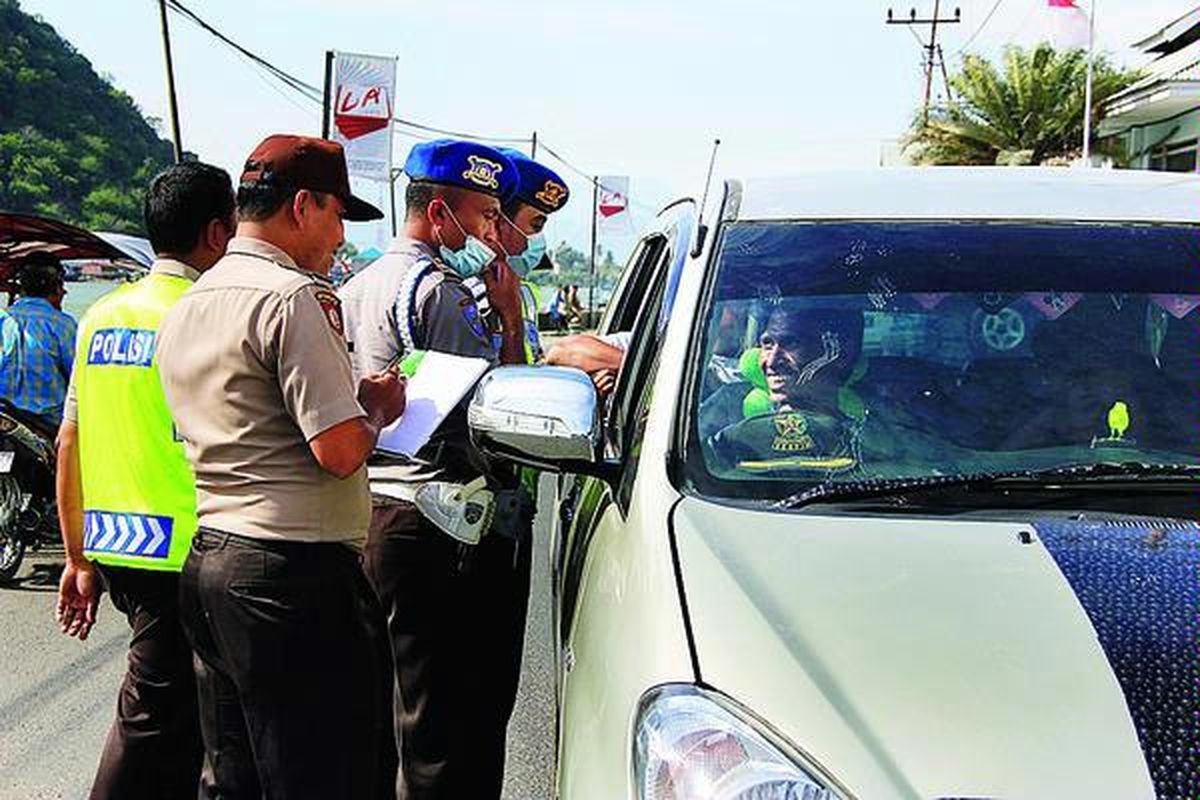  Sejumlah polisi memeriksa kelengkapan surat dan identitas pengendara mobil di Gorontalo, Selasa (11/9). Razia di pintu-pintu masuk seperti pelabuhan dan terminal kendaraan darat dilakukan sebagai langkah untuk mencegah pergerakan teroris ke Gorontalo. 