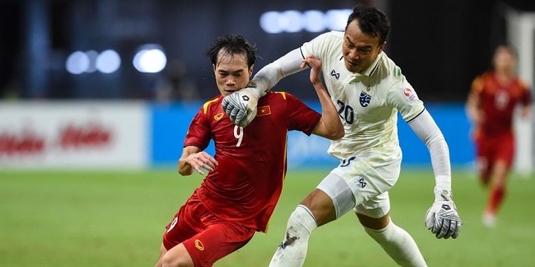 Kiper Thailand Chatchai Budprom yang keluar jauh dari sarangnya, melanggar pemain Vietnam Nguyen Van Toan pada leg pertama semifinal Piala AFF 2020 di Singapore National Stadium, Kamis (23/12/2021).