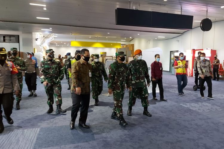 Penglima Komando Gabungan Wilayah Pertahanan I, Laksamana Muda I Nyoman Gede Ariawan mengunjungi posko terpadu TNI-Polri Satgas Covid-19 di terminal 3, Bandara Soekarno-Hatta (Soetta), Jumat (12/6/2020).