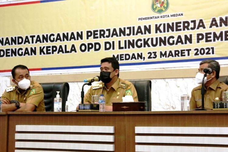 Wali Kota Medan Muhammad Bobby Afif Nasution menyaksikan penandatangan perjanjian kinerja dengan kepala OPD dan camat di lingkungan Pemerintah Kota Medan, Rabu (24/3/2021)