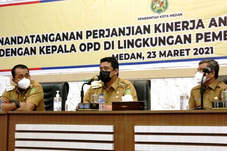 Wali Kota Medan Muhammad Bobby Afif Nasution menyaksikan penandatangan perjanjian kinerja dengan kepala OPD dan camat di lingkungan Pemerintah Kota Medan, Rabu (24/3/2021)