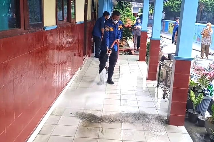 Siswa Belajar dari Rumah, Damkar Bersihkan Abu Krakatau di 6 Sekolah Lampung Selatan