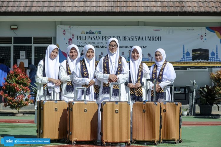 Sembilan siswa dan tiga guru/tenaga kependidikan Sekolah Menengah Atas Negeri (SMAN) 2 Lembang penerima Beasiswa Umrah berangkat ke tanah suci pada 19-27 Mei 2022.