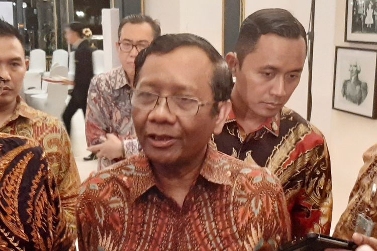 Menko Polhukam Mahfud MD saat menemui wartawan usai acara Silahturahmi Akademisi Yogyakarta, Jumat (15/11/2019) malam.