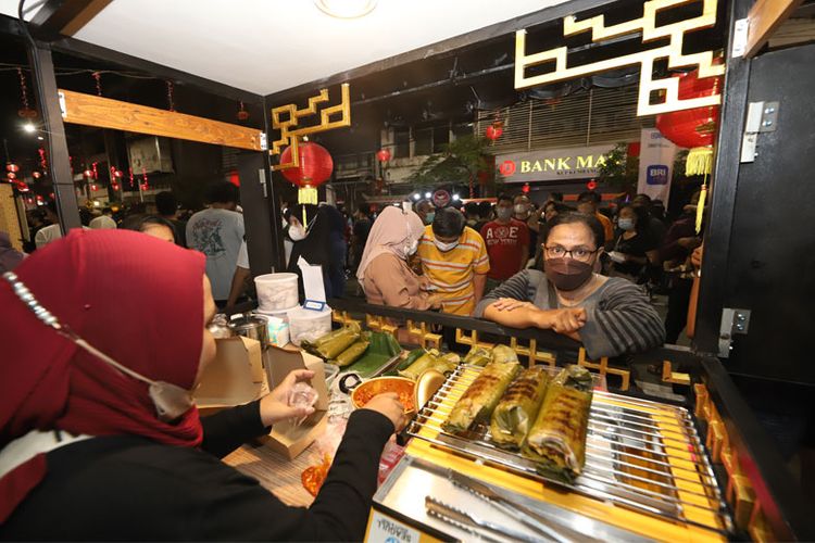 Pengunjung sedang membeli makanan di salah satu stand UMKM Wisata Kya-kya Surabaya Reborn.